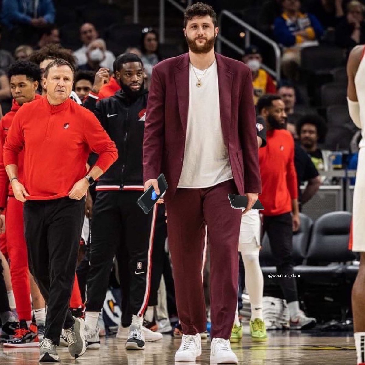 BosnianDani's tweet photo. @bosnianbeast27 @trailblazers #igottwophones https://t.co/qHCYFkqpDR