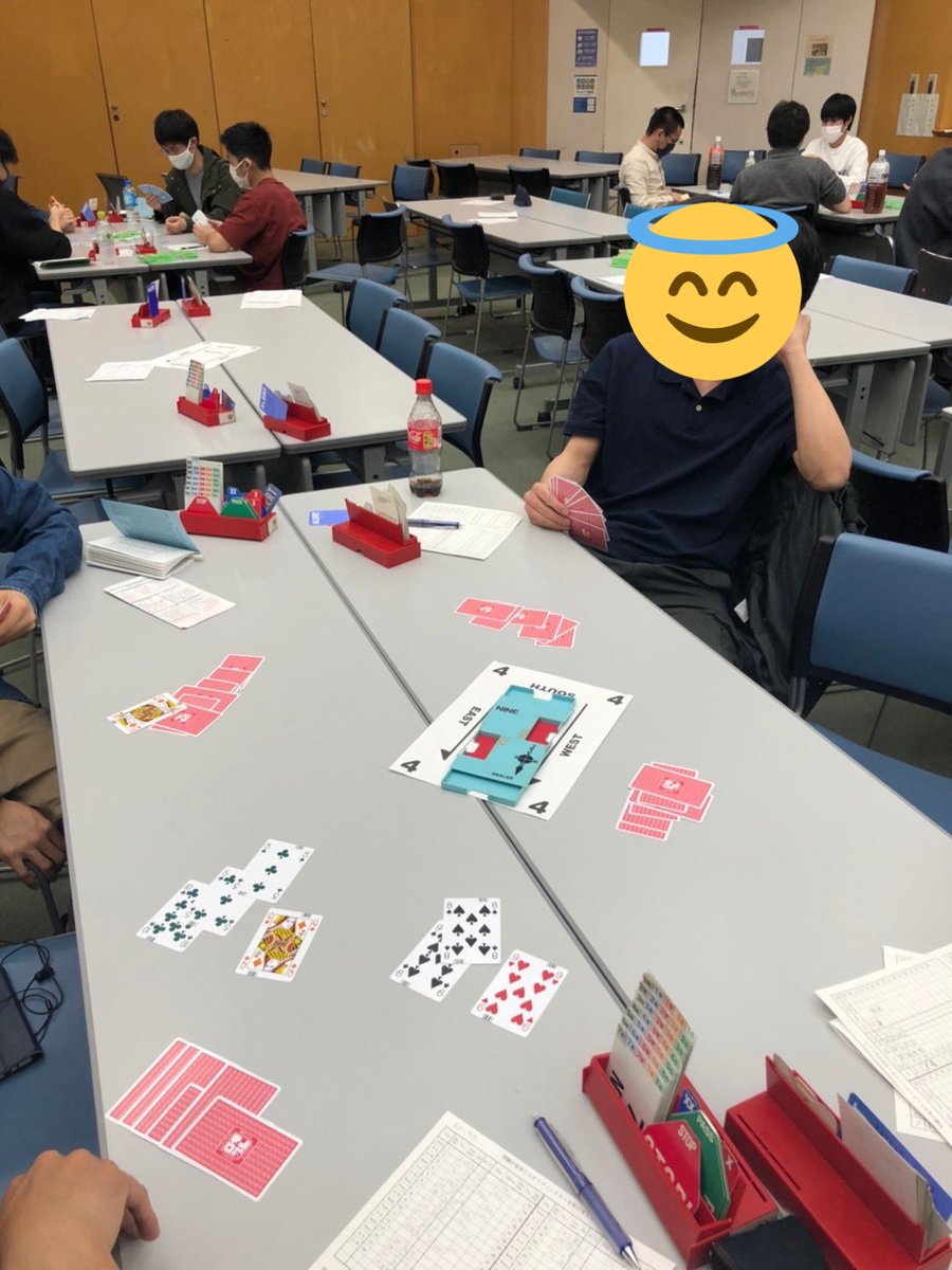 コントラクトブリッジってルールがわかりにくいですよね…  下の写真のように、4人で卓を囲んで勝負します。カードを表向きにした人（ダミー）とその対面がアタック、両脇の2人がディフェンスです。