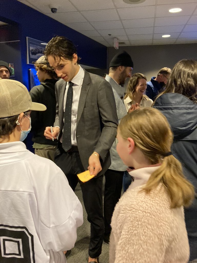 Huge thank you to the Buffalo Sabres and Dylan Cozens for taking the time to sign some autographs for some very happy female hockey players from the Northwest Territories! <a href="/BuffaloSabres/">y - Buffalo Sabres</a> <a href="/Dylan_Cozens/">Dylan Cozens</a>