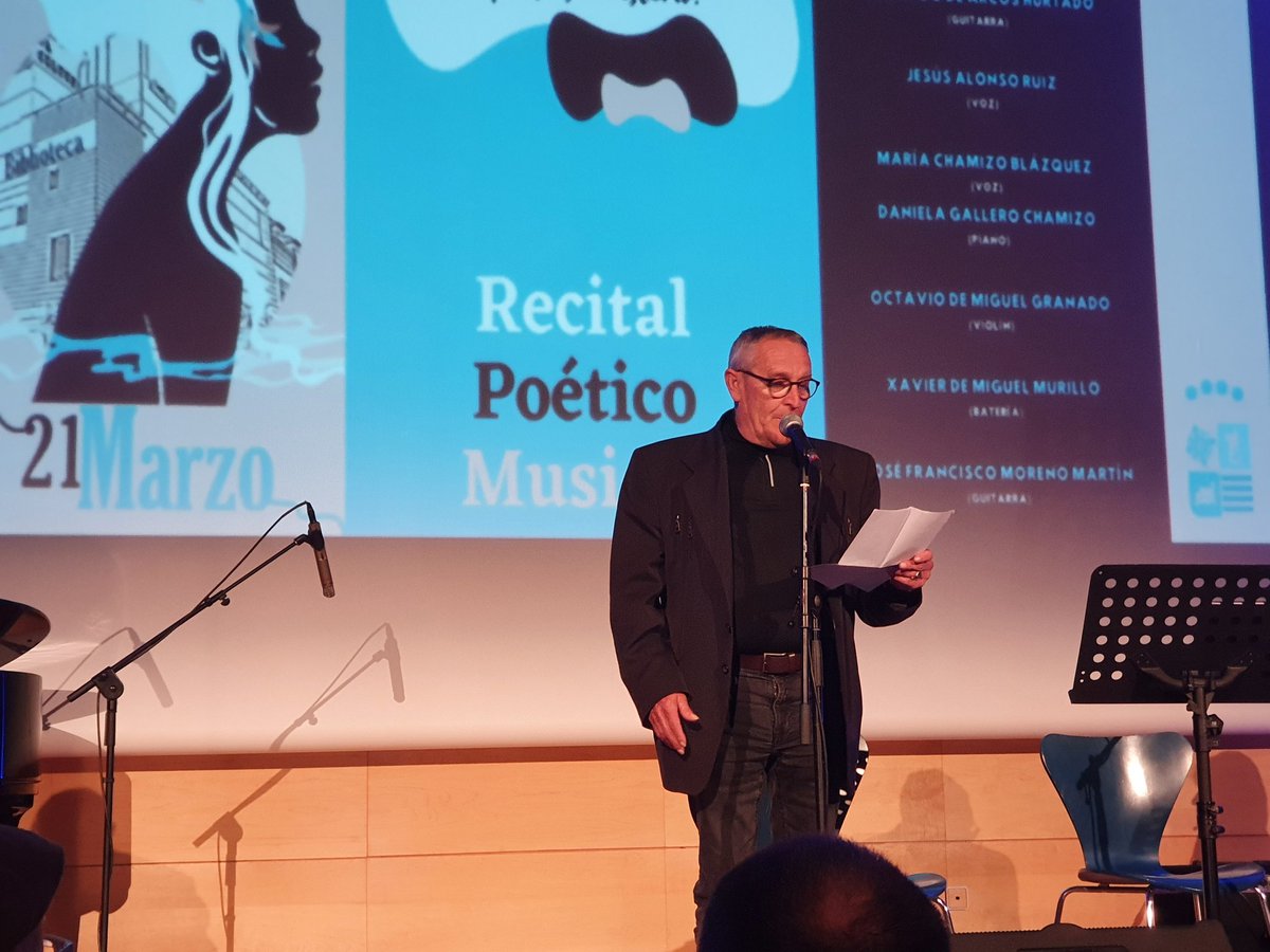 Celebrando el Día de la Poesía en un acto impecable organizado por Ayuntamiento de Don Benito y Biblioteca Pública de Don Benito "Francisco Valdés". Acto conjunto de poetas y cantantes de Don Benito y Villanueva de la Serena.