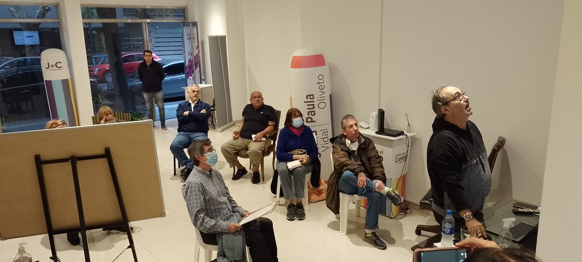 Gerar_Ayerbe78's tweet photo. Segunda clase de manejo de celulares
Junto a 
@marceiambrich 
@PROComuna6 https://t.co/5aqChFpoxz