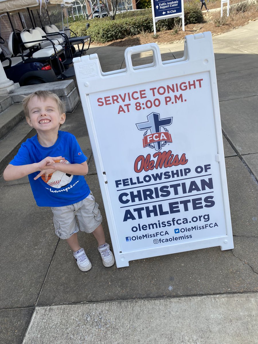 OleMissFCA's tweet photo. Mondays are for FCA! FREE Chick Fila, worship, and guest speaker Ryan Hoover! See you at 8, in GILLOM! #freechickfila @SammieLSmith33 @fca_guy https://t.co/zUhbrvdRtz