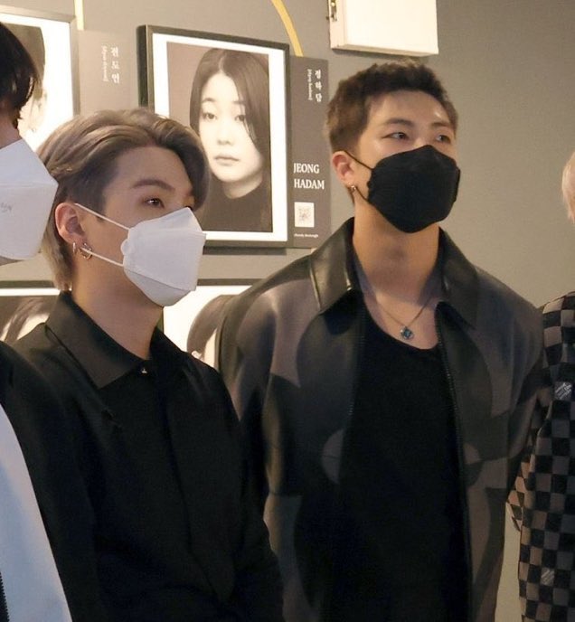 tanniesdiaries's tweet photo. "im a XL, hyung you're L" https://t.co/x5GkaTPviz