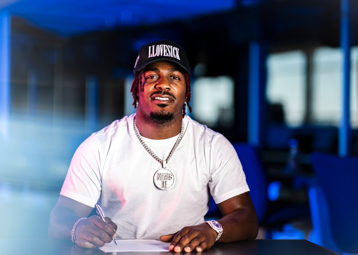 HoustonTexans's tweet image. Pen to paper 🖊 @blaqbadger14