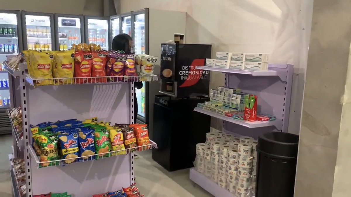 CiAbascal's tweet image. En la inaguración del #AIFA, #ElImbecilDePalacio llevo su papel de baño, yo no sé si erá por q sabía q la iba a cagar, o era el papel q da la señora por 5 pesos, para entrar al baño.

El aeropuerto, tianguis, mercado se logró en tiempo récord. Mucho tiempo para poner un mercado.