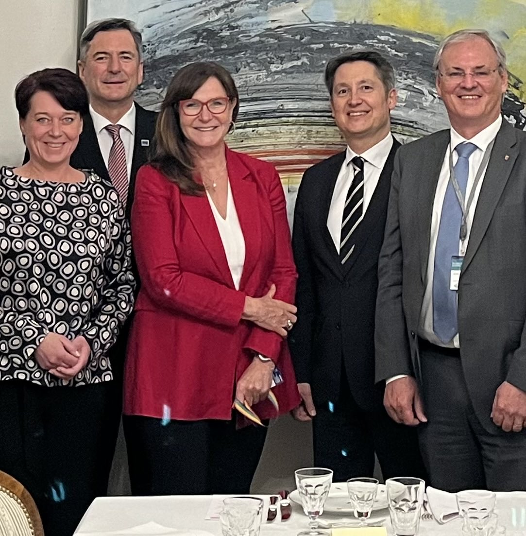AlexanderWojda's tweet photo. Treffen mit 🇦🇹 Delegation bei 42. Tagung des Kongresses der Gemeinden und Regionen des #Europarates (#KGRE)in #Straßburg 🇪🇺u.a. Präsidentin des #Tiroler Landtages (ganz links), Präsident des #Vorarlberger Landtags (ganz rechts), ehem. KGRE-Präsidentin (in rot) sowie mit KGRE-GS https://t.co/0fyjQfiZAh