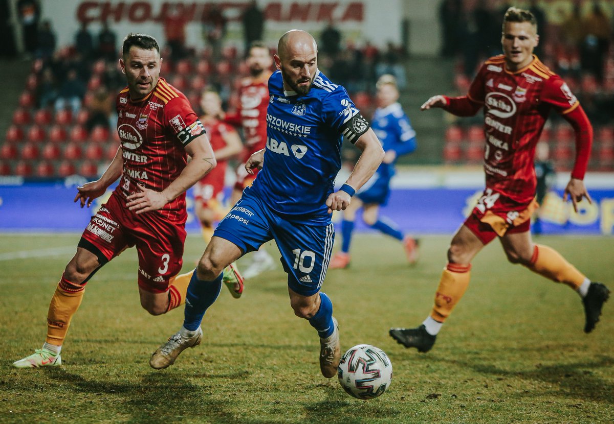 Przyjmujemy punkt z szacunkiem, ale niedosyt jest duży. Walczymy dalej💪💙
<a href="/ruchchorzow1920/">Ruch Chorzów</a> <a href="/ChojniczankaMKS/">Chojniczanka</a>