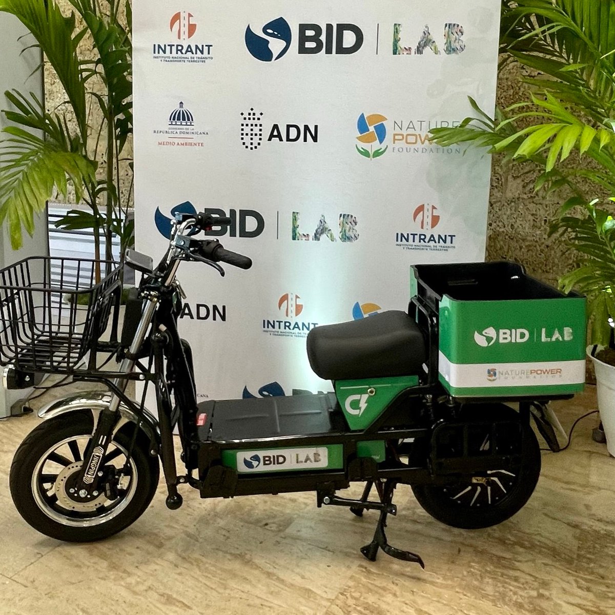 En República Dominicana el sector transporte concentra el 31% de las emisiones de gases de efecto invernadero (GEI). Conoce como <a href="/IDB_Lab/">IDB Lab</a> y <a href="/NaturePowerDR1/">Nature Power DR</a> desarrollan un piloto de electromovilidad para disminuir la contaminación acústica y ambiental bit.ly/3JqdfEG