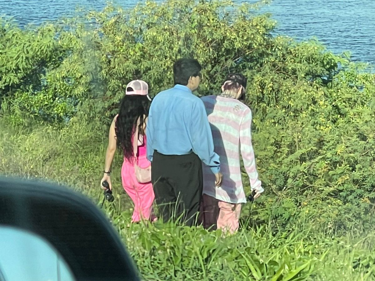 azetsz_'s tweet photo. De lo más random que pasó en Paraguay es tener a Megan Fox paseándose entre el yuyal en la Costanera https://t.co/mvEcKF0mVF