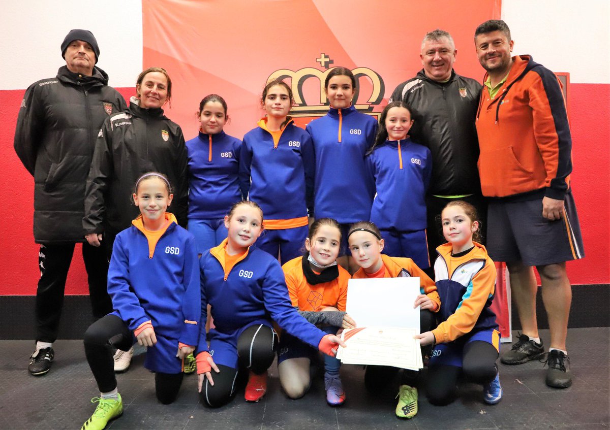 RFFM_oficial's tweet photo. 🔴 TECNIFICACIÓN | El Bloque 5 del Centro de Tecnificación de la #RFFM ha completado este lunes la tercera sesión y han culminado el ciclo con la entrega de diplomas de asistencia a los futbolistas alevines y benjamines

@cdeamistad | @GSDcdeportivo
@CSanfer19 | #EFRivas https://t.co/uY9xDkG7da