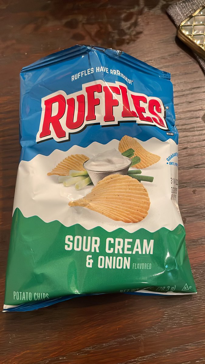 Jsharpe79's tweet photo. @RUFFLES I get that costs are skyrocketing but giving me 5 small chips in an entire bag is Highway robbery. https://t.co/DZB1DDhpZ3