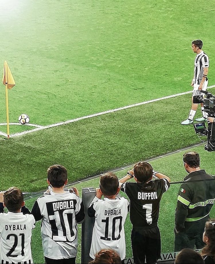 mattidalpi's tweet photo. Ci lascia uno dei giocatori più iconici degli ultimi 7 anni.
A noi rimane il finale di una (bellissima)  favola incompiuta. In bocca al lupo @PauDybala_JR #Juventus #Dybala https://t.co/e5MJM0zVVK