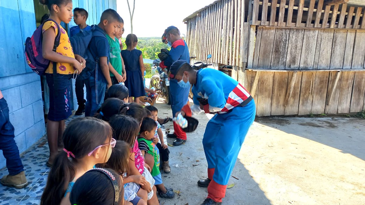 Brigada de Infantería de Marina  del #EjércitoGT apoyó a la Comisión Municipal de Seguridad Alimentaria y Nutricional -COMUSAN-, en jornada integral que se realizó en la aldea Machaquitas Chiclero en el municipio de Puerto Barrios, #Izabal.
#365DíasAlServicioDeMiPatria