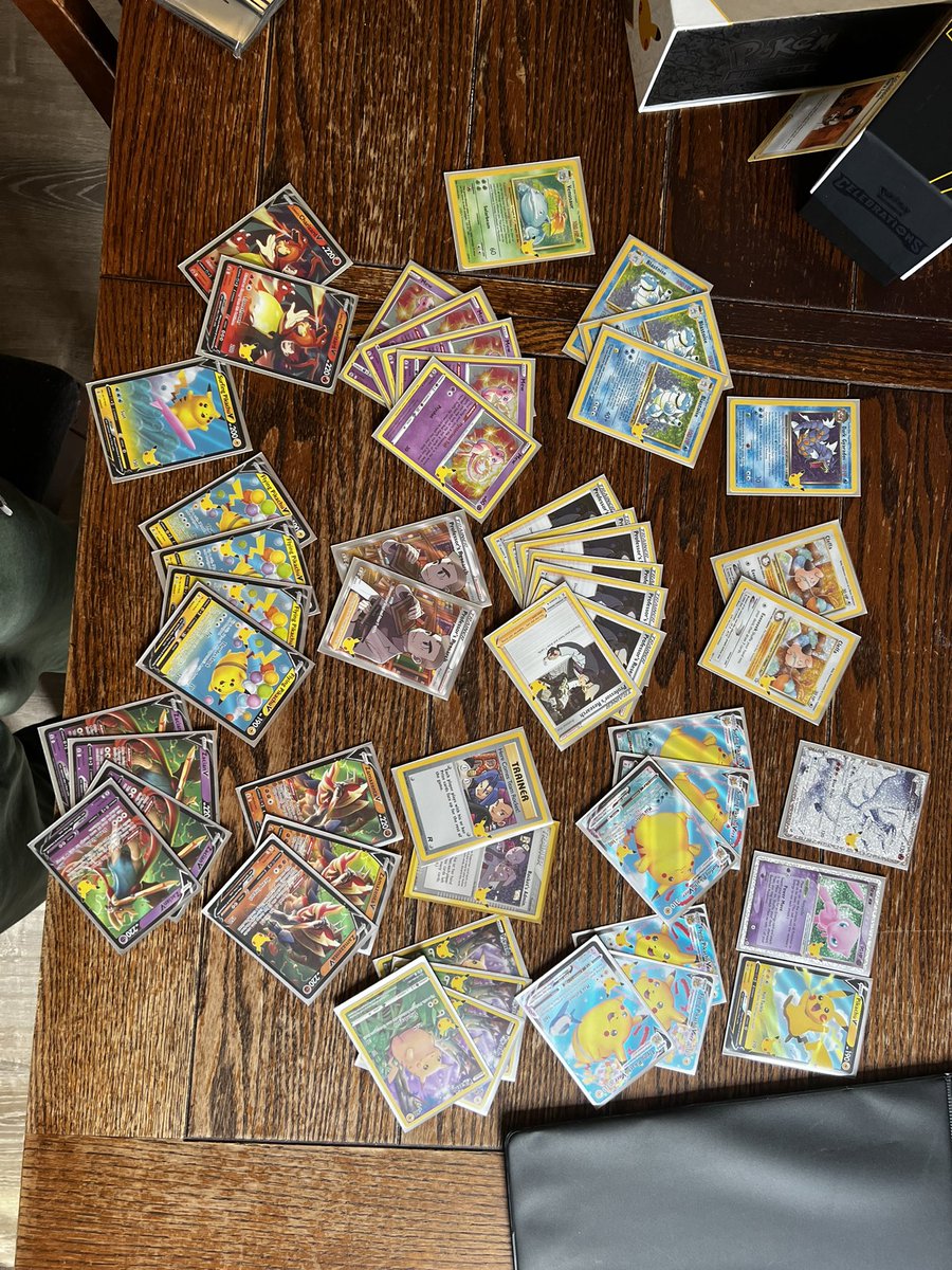 imlosjako's tweet photo. If you are interested in anything, comment and I’ll direct message you. #pokemon #celebrations #forsale https://t.co/p25FlNyNgB