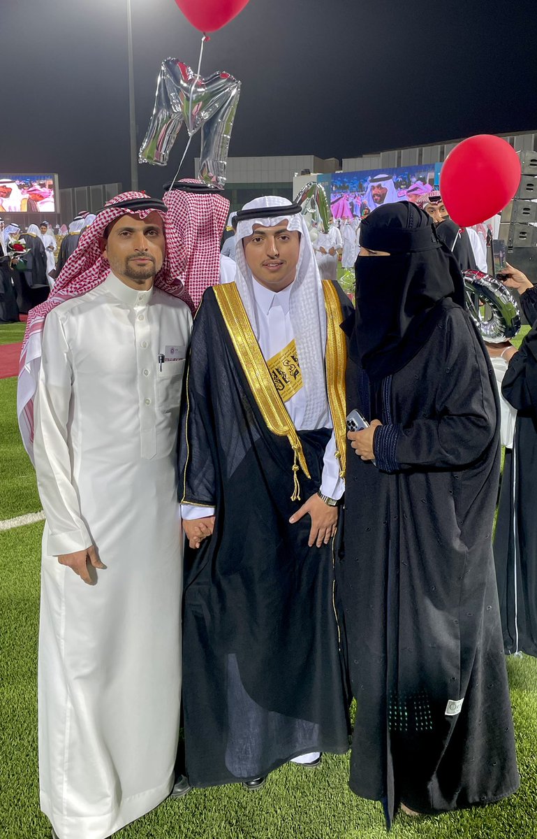 MFmulhim's tweet photo. اللهم لك الحمد حتى يبلغ الحمد منتهاه
 
بفضل الله ومنته يسر الله لي وتخرجت من كلية الطب بجامعة الملك فيصل ضمن أكثر الطلاب تميزاً 

ما كان ليكون لولا توفيق الله عز وجل أولا ثم جهود والدي ووالدتي ثم بدعم إخواني و زملائي🎓🤍 https://t.co/jbaPm4jCGC