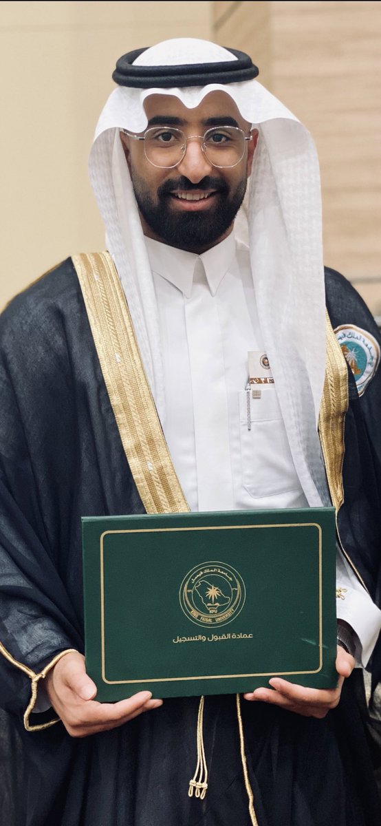 AliJassem26's tweet photo. وآخر دعواهم ان الحمد لله رب العالمين ، الحمد لله الذي ما انتهى درب ولا خُتم جهد ولا تم سعي الا بفضله ، اللهم ليس بجدي واجتهادي وإنما توفيقاً وفضلاً منك، اليوم اعلن تخرُجي من كلية #الطب_البيطري بدرجة البكالوريوس من #جامعة_الملك_فيصل وماكان هذا ليحدث لولا توفيق الله وتيسيره🎓 💙. https://t.co/tMeUOkELeT