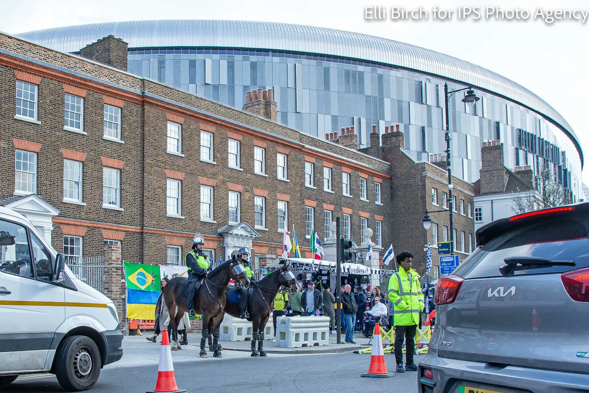 Fortheluvofcake's tweet photo. Nearly forgot why I was in Tottenham yesterday! Great to see the @CityHorses on duty. ⚽️FT: Spurs v West Ham 3-1 https://t.co/qTphYa2oMq