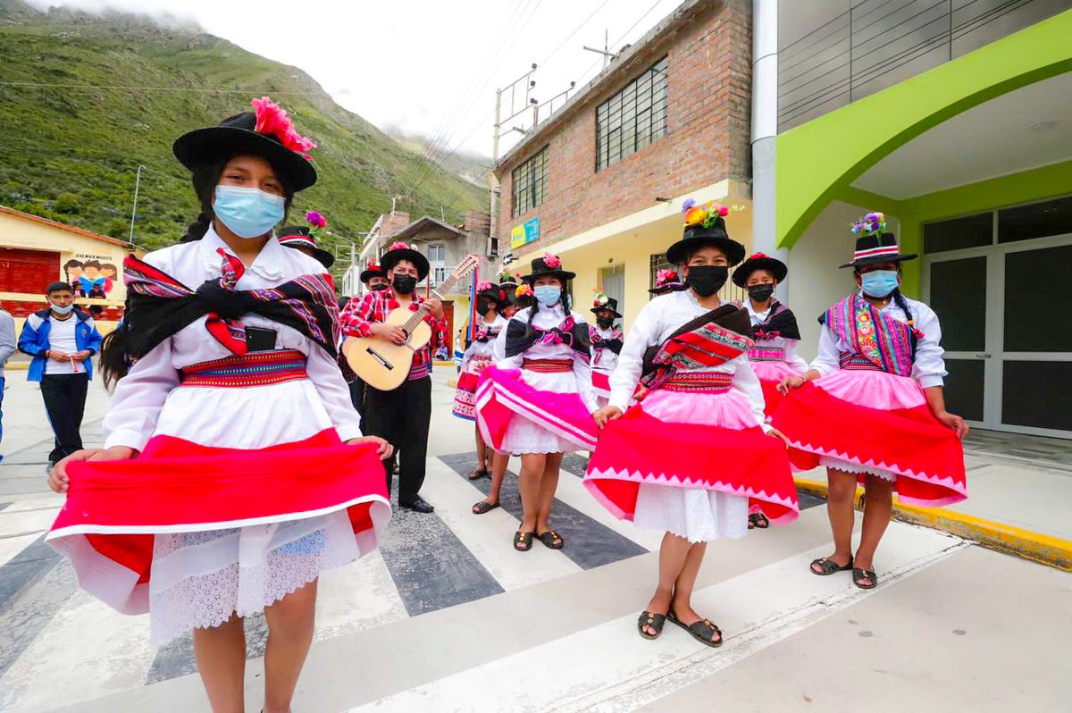 GoreAyacucho's tweet photo. 🎉🏅#AyacuchoCultura| Hoy se hizo entrega de la resolución de reconocimiento como Patrimonio Cultural de la Nación a la expresión artística Pum Pin Fajardino.
El acto fue concretado por el ministro de Cultura, Alejandro Salas, en el distrito de #Huancapi, provincia de #Fajardo. https://t.co/PjB9VjTDiu