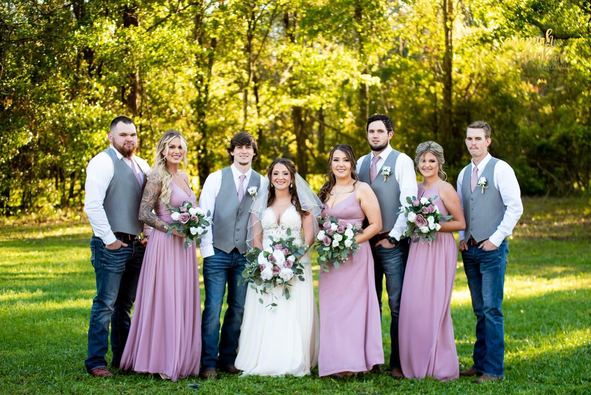 KC1562_'s tweet photo. My childhood bestie had the most perfect wedding 🤍 https://t.co/Q5kg8D4FBw