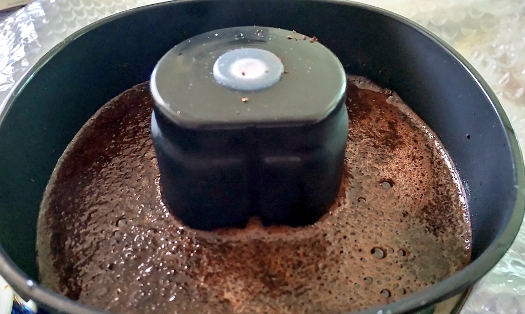 KCSEngineering's tweet photo. コーヒー好きな中の人です。実家から届いた真空抽出コーヒーメーカーで、まずは朝の一杯 #VacOne https://t.co/JiU0fYKwsZ