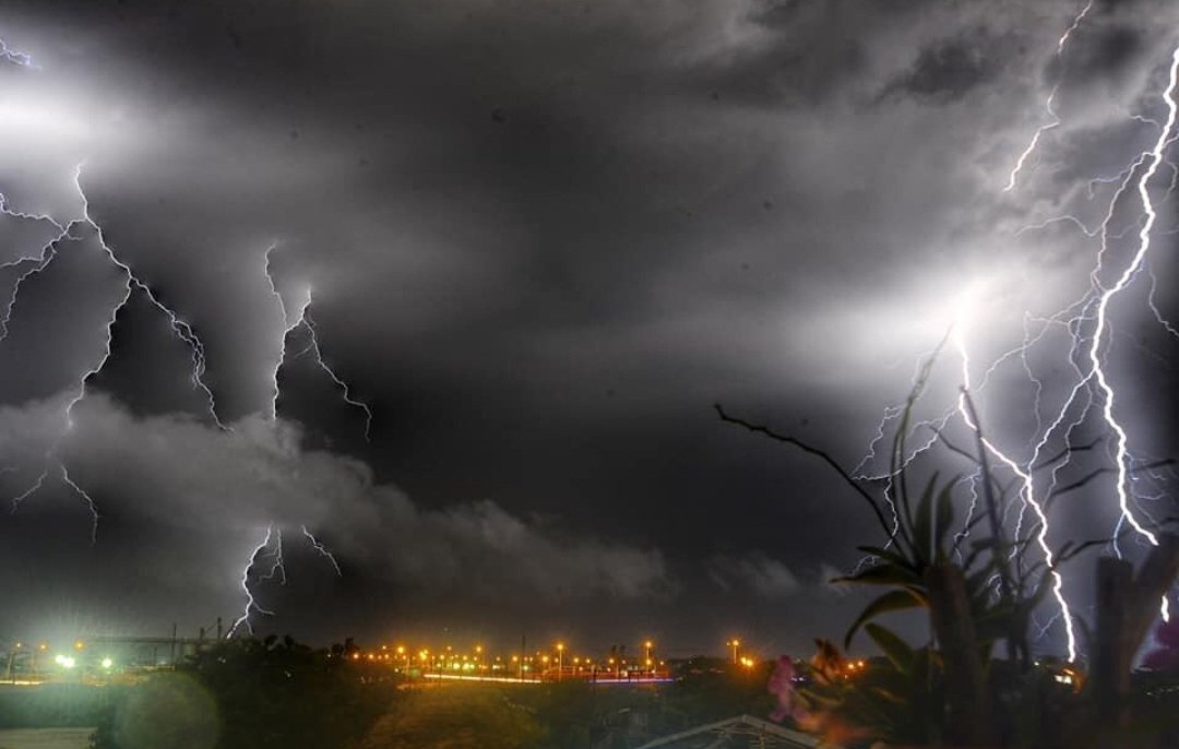 luisantonio_r's tweet photo. Las mejores fotos de la tormenta eléctrica del 20 de marzo. Las tomó el fotógrafo Francisco Bravo desde la terraza de su casa ubicada en El Recreo, de Durán, Guayas. Tomado de @periodicodeuna https://t.co/j78aQS1y2w