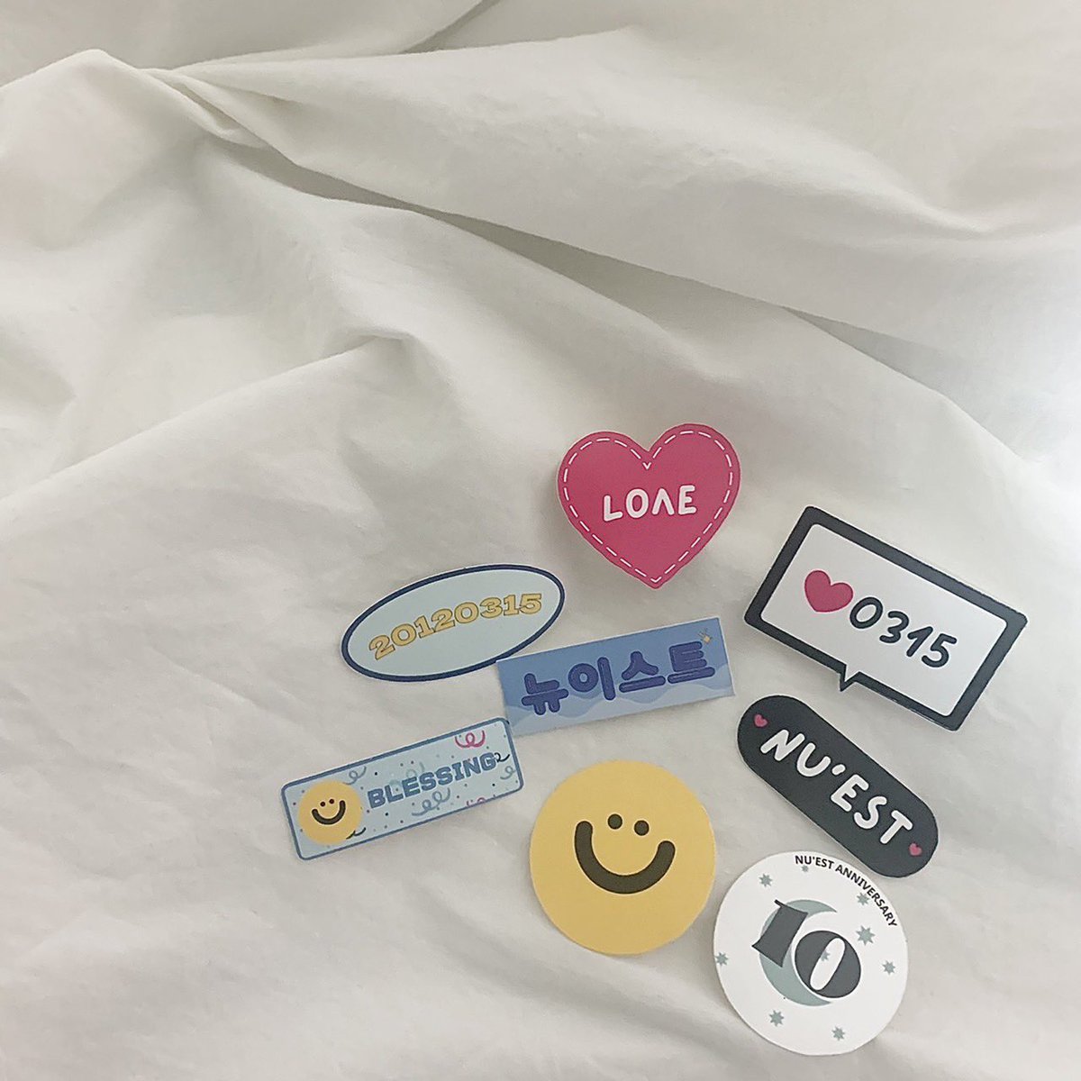 NUEST10THDAY's tweet photo. 《ステッカーについて》
現在郵送販売にて販売しております
10周年イベントグッズのステッカー8種セットですが、ご好評につき【完売】致しました。

そのため、

④グッズ3種セット1600円
→④グッズ2種セット1400円
に変更となります。

宜しくお願い致します。 https://t.co/dtjJhLlWCD