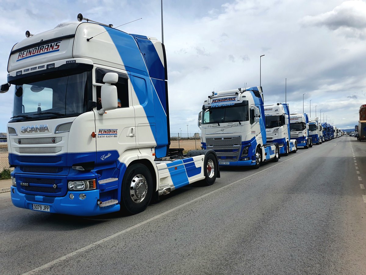 Polígono Raos, Santander. Marcha lenta. Por un transporte digno. La unión hace la fuerza. Ánimo camioneros!!! #huelgatransportes #HuelgaTransporte #Cantabria #Reinotrans