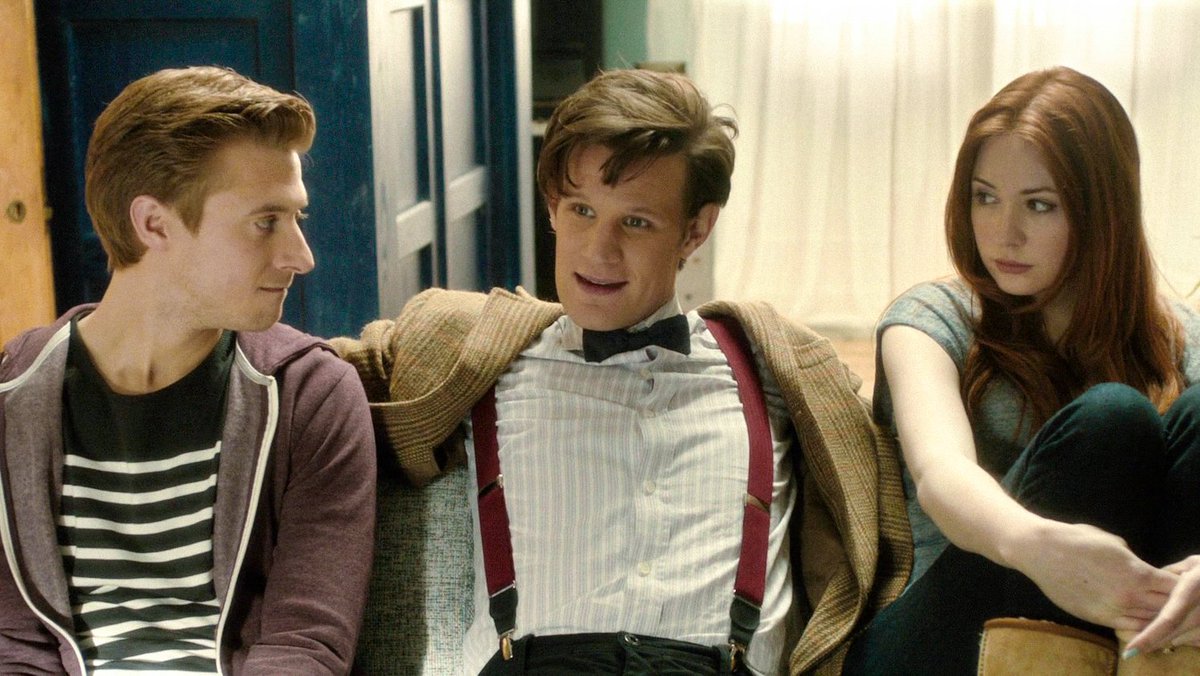 memoriesdw's tweet photo. eleven + putting his arms around amy and rory. https://t.co/PMX9LxeHbD