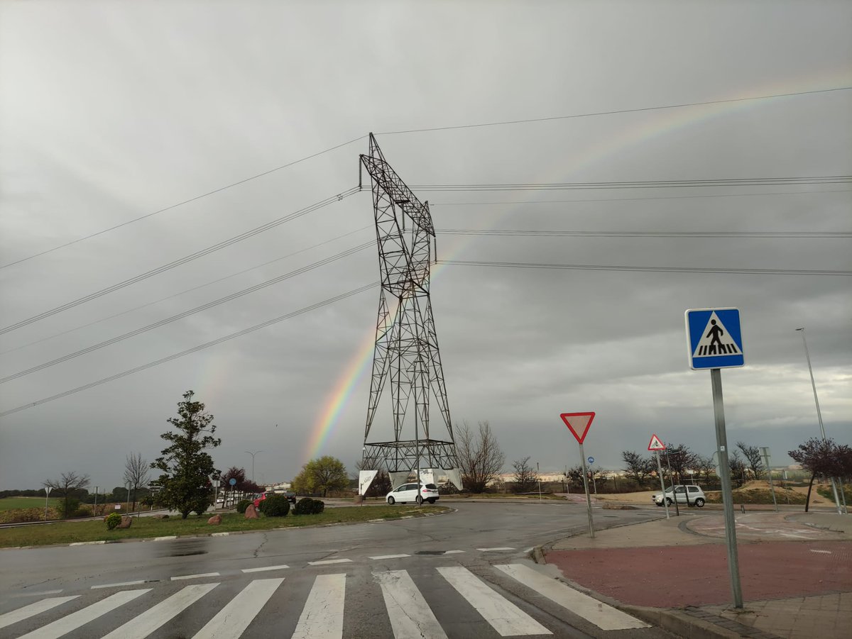 A estas preciosas fotos del #arcoiris en #Arroyomolinos les sobra algo ¿no? ...