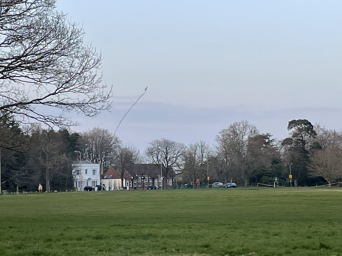 EmmaWhysall's tweet photo. Some impressive kite flying on display this evening on #HadleyCommon #HighBarnet https://t.co/5iJMsj01IE
