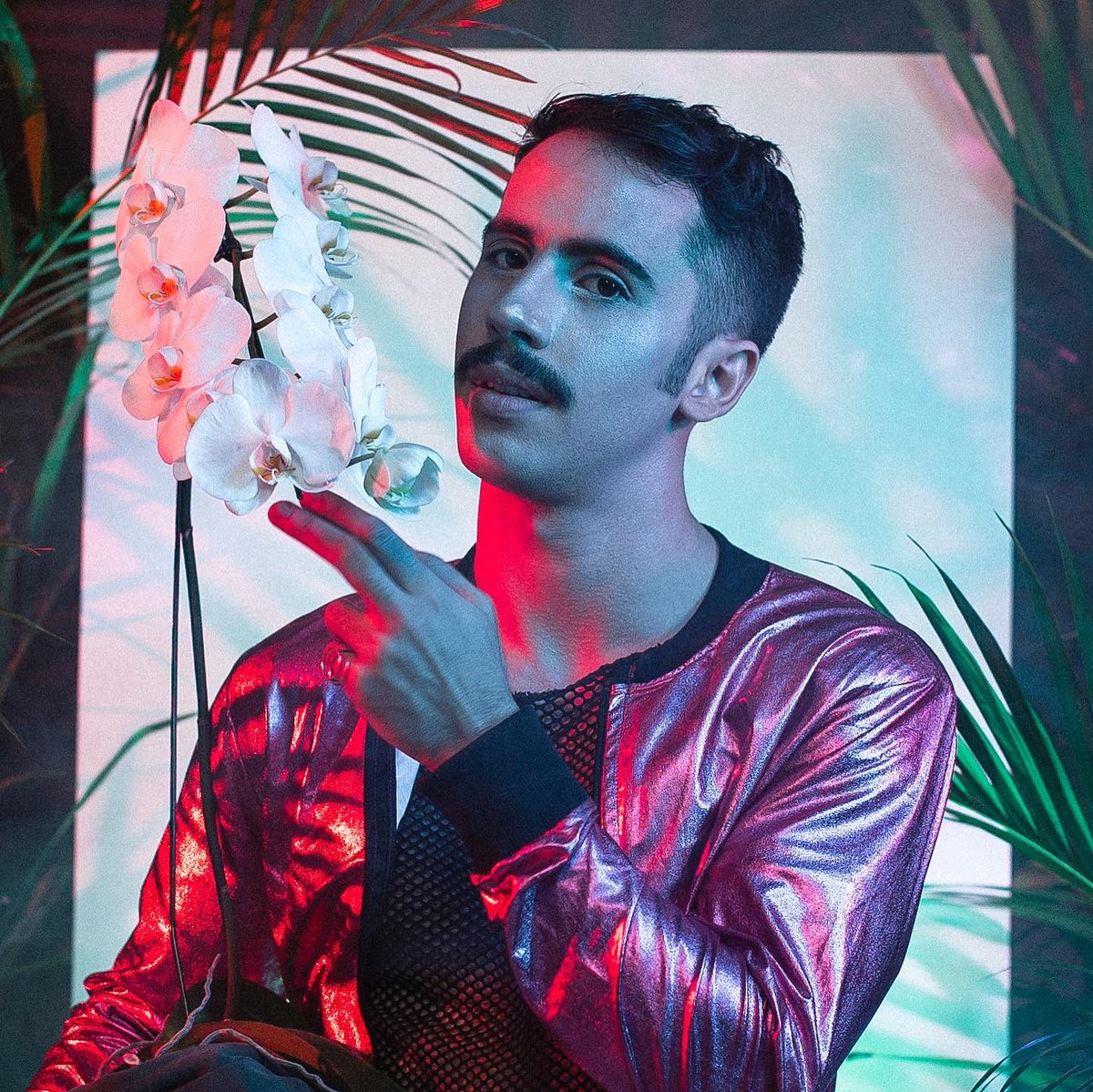 FerroRomero's tweet photo. #PraTeConquistar foi o primeiro single do #FERRO! Tava saindo da minha zona de conforto. Mas essa música chegou de mansinho e virou minha vida ao avesso! Em 30 dias tinha + 500k plays, 15 dias entre as 50 virais do @spotifybrasil, e o prêmio de “Hit Chiclete” na @simsaopaulo! 😱 https://t.co/EHOt17LsyM
