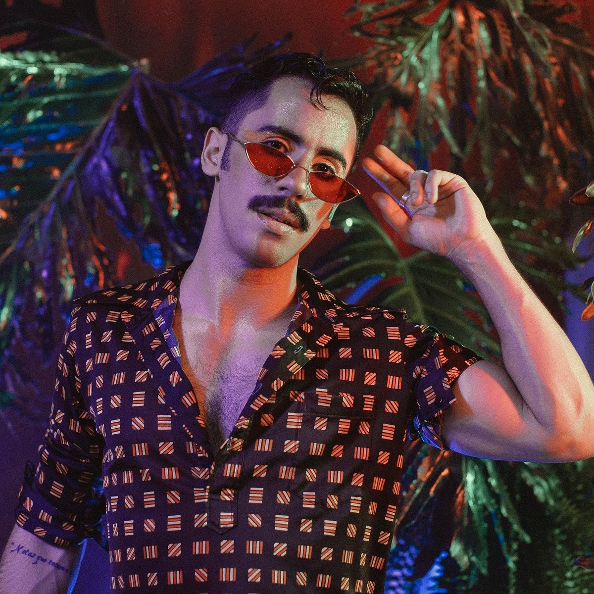 FerroRomero's tweet photo. #PraTeConquistar foi o primeiro single do #FERRO! Tava saindo da minha zona de conforto. Mas essa música chegou de mansinho e virou minha vida ao avesso! Em 30 dias tinha + 500k plays, 15 dias entre as 50 virais do @spotifybrasil, e o prêmio de “Hit Chiclete” na @simsaopaulo! 😱 https://t.co/EHOt17LsyM