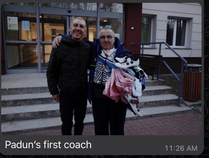 Lachy found ⁦@markpadun96⁩ first coach. Gave him some swag!