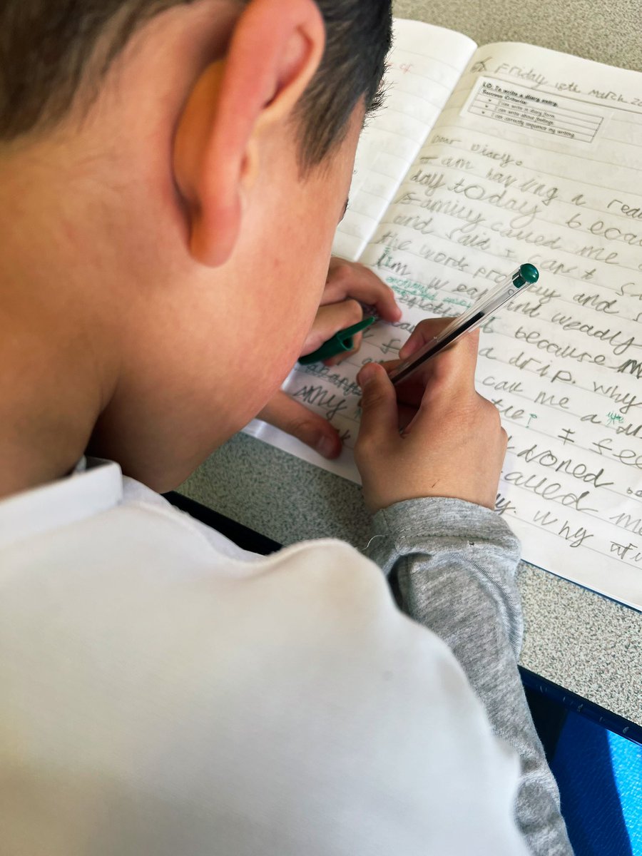 miss_bradfield's tweet photo. In English today we became editors! We used green pens to edit and improve our writing to make it the best that it can be. @PelhamPrimary_ @trustilluminate #education #writing #year2 ✍️ https://t.co/QFgRqDA4KL