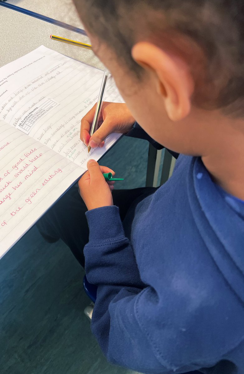miss_bradfield's tweet photo. In English today we became editors! We used green pens to edit and improve our writing to make it the best that it can be. @PelhamPrimary_ @trustilluminate #education #writing #year2 ✍️ https://t.co/QFgRqDA4KL