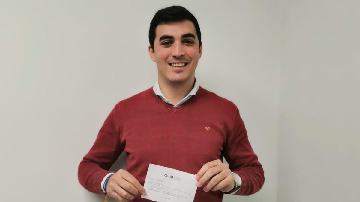 jcgarcia92's tweet photo. 🗳️ Un voto a @FeijooGalicia por un futuro de oportunidades para los jóvenes y para España, un voto de fuerza, esperanza e ilusión por un cambio como el que se dio con @JuanMa_Moreno en Andalucía
 #Preparados #LoHaremosBien #XXCongresoPP 💙🇪🇦 https://t.co/zkNbpjYaG9