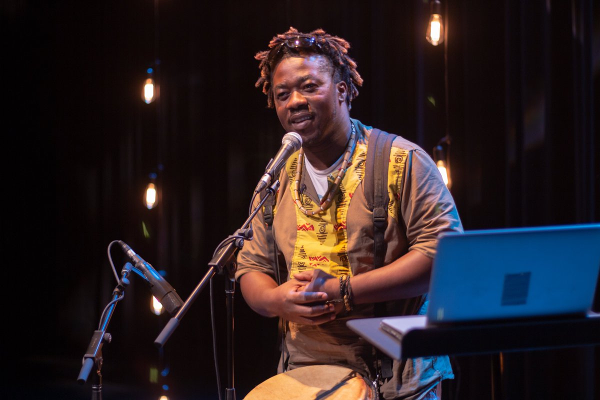 Voici un throwback d’une entrevue avec #artisteMASC <a href="/wiseatangana/">Wise Atangana</a>, expliquant ses récits, son album et bien plus encore! #JourneeMondialeDeLaPoesie #LePressoir 

Regardez ce clip pour en savoir plus sur lui 👇youtube.com/watch?v=PoJtFQ… 

Lisez l’entrevue ici👉lepressoir.ca/la-presse/2020…