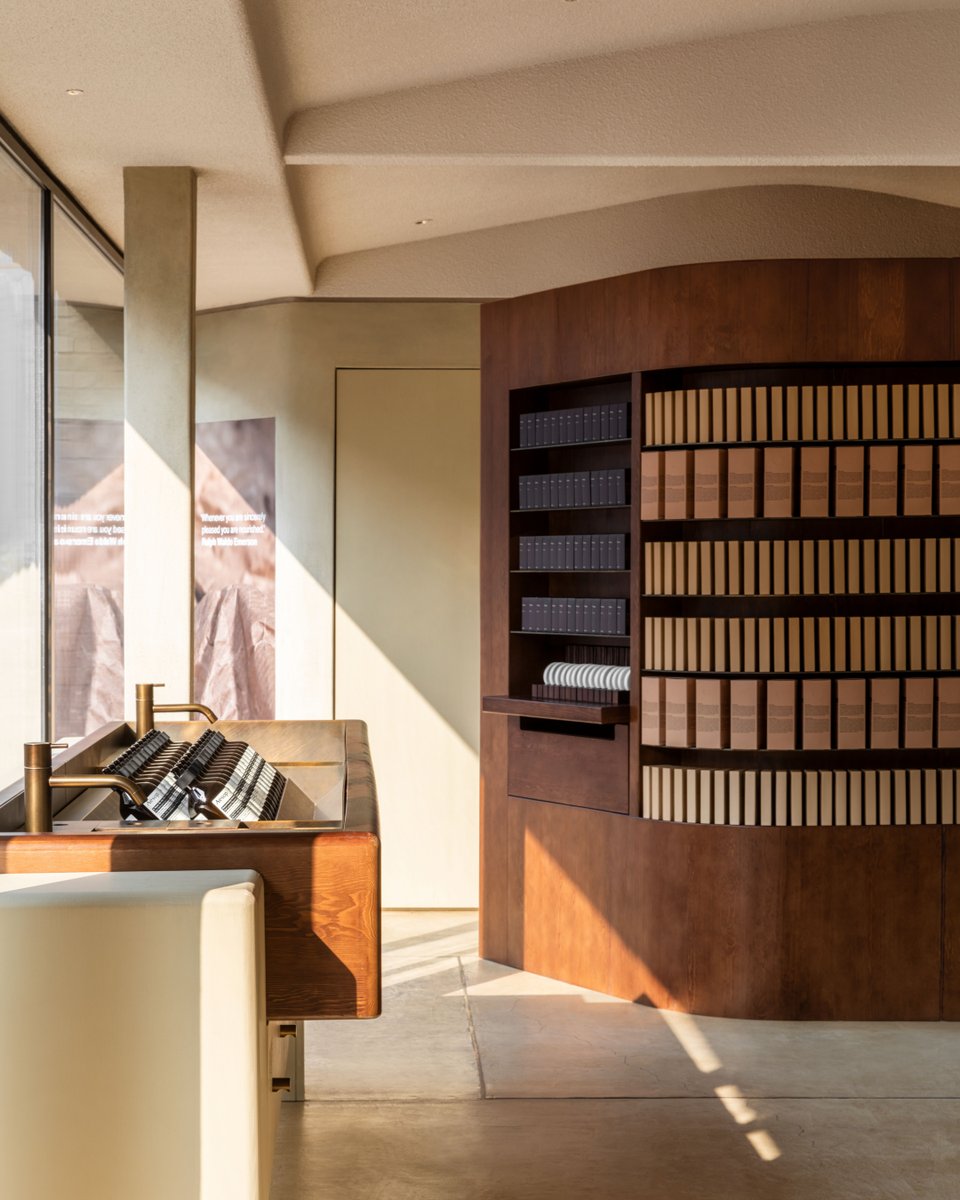 Aesop Seongsu, our latest Seoul signature store, explores the possibilities of locally sourced, salvaged timber and naturally insulating earthen walls, paying homage to Korea’s time-honoured building techniques.
