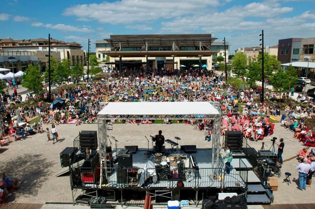 🐝ATTENTION BEE CAVE🐝
The Hill Country Galleria Saturday Night Concert Series IS BACK!🕺🎶 
Starting this Saturday, bring your family, friends, and a blanket to lounge on the Central Plaza lawn and enjoy great weather and great tunes every Saturday 7PM-9PM. #VisitBeeCave