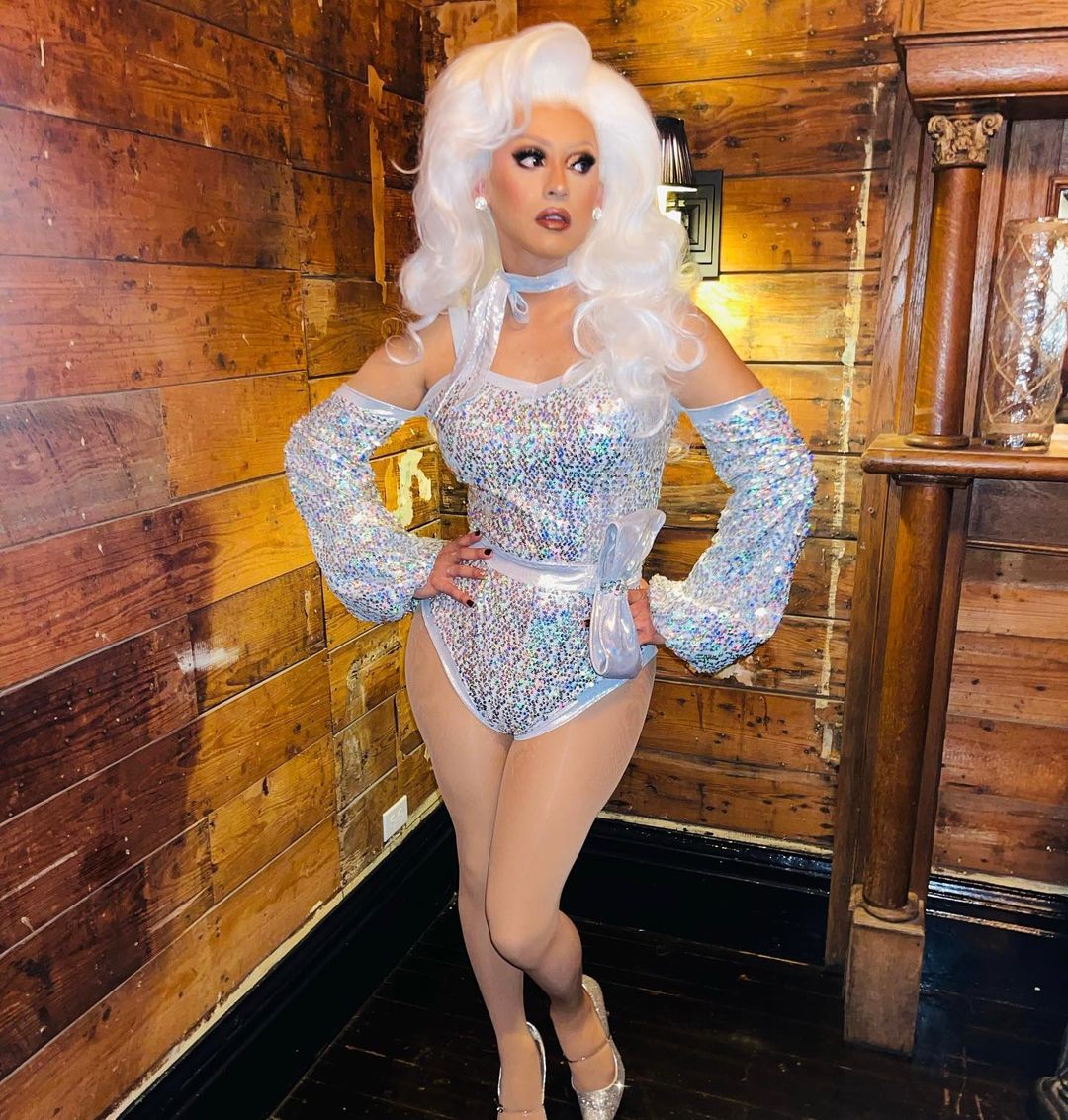 DowntownHouston's tweet photo. In honor of #WHM we're showing 💓 to the many Women-owned businesses in #DTHou. There's lots to love about @AngelShareHTX, from drag bingo &amp; festive drinks, to artwork highlighting female icons, which makes it the PERFECT place to celebrate ladies #DowntownHouston! https://t.co/fgMstzJFm8