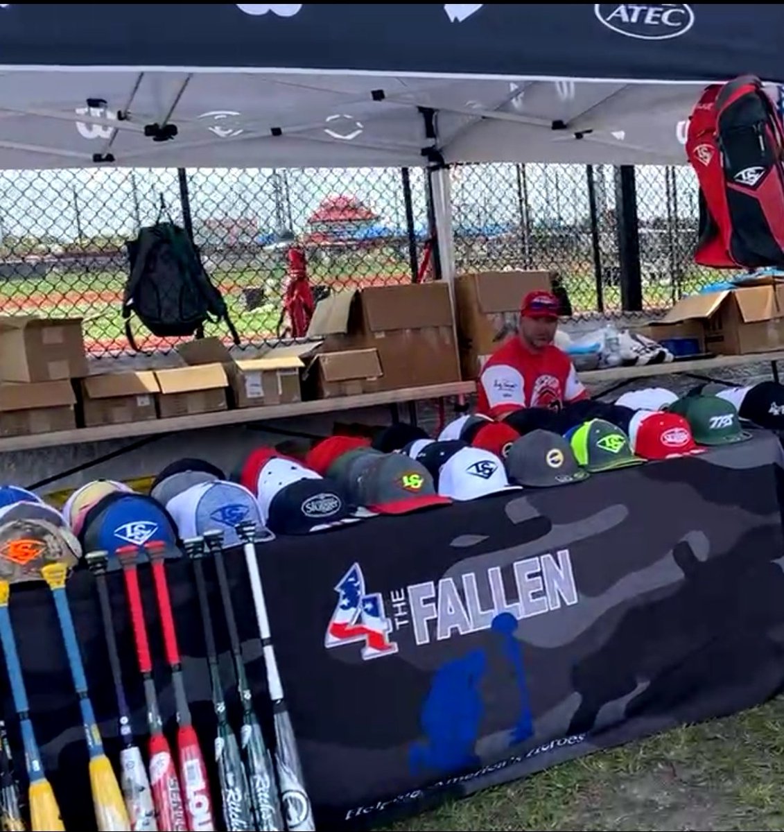 LSCustomUnis's tweet photo. Day 3 at #softballmagazinespringtraining2022 

Campers stopping by the Slugger tent to pick up some new LS swag and gear from SCU &amp; @titanium_jays_sports 
Check out our shop for all the latest Slugger swag!

#softballmagazinespringtraining2022
#becomeunforgettable https://t.co/qlwfhbe0nI