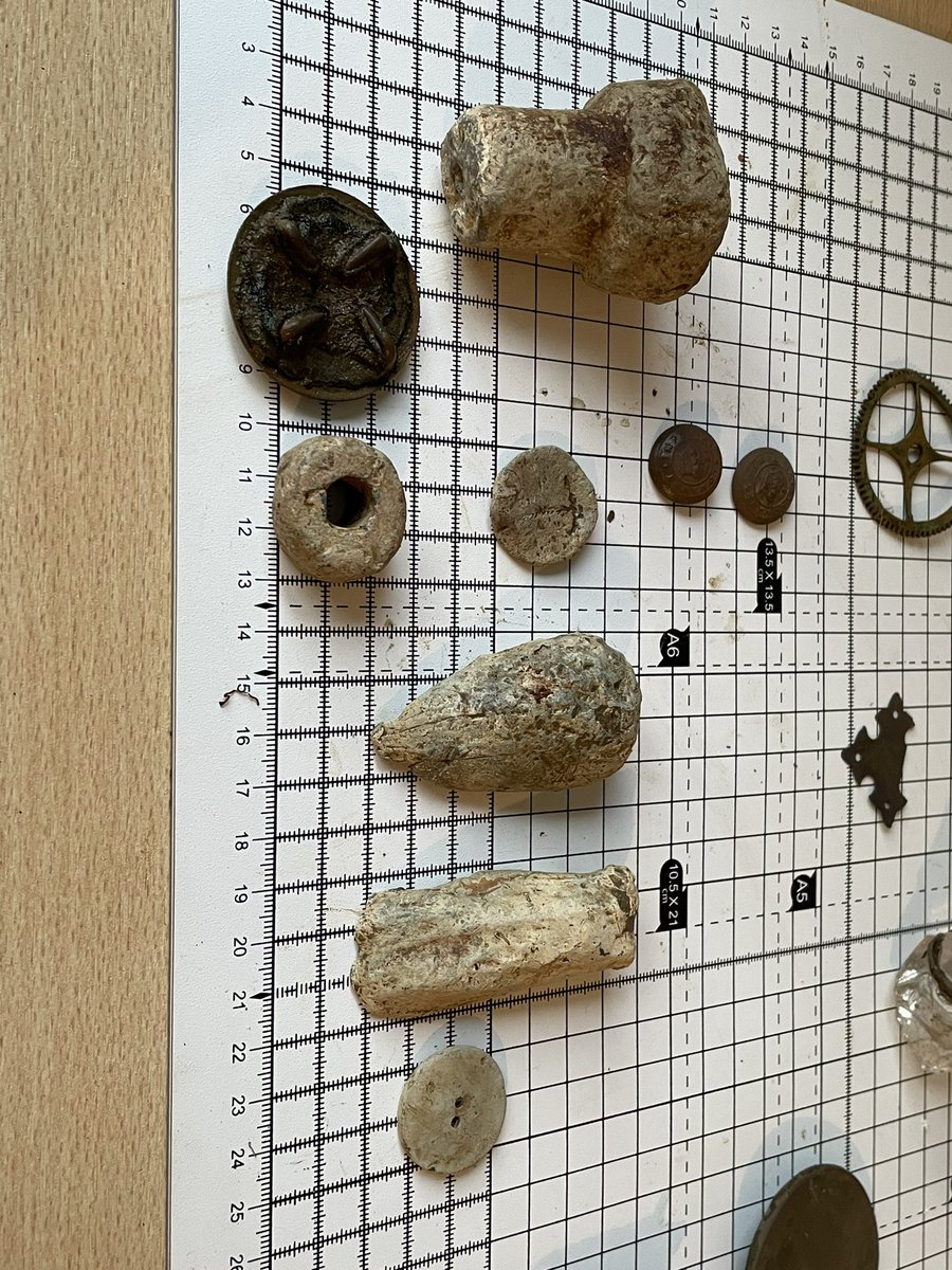sidneybean1980's tweet photo. I’ve had a funny sort of day in the sunshine. 1 coin a new penny. 2 imperial yeomanry and lead buttons. Some curious smooth sided lead objects. Cog/spur. Spindle whorl. 2 circular mounts on with leather on. A lead flip coin. Help always appreciated. #metaldetecting https://t.co/7toXlYLoFt