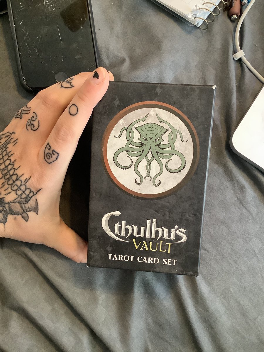 DeesInkblots's tweet photo. I’m BORED so I think I’ll do some tarot pulls!
Free, of course, however tips are appreciateddd 💙✨

This is my deck, comment your name &amp; a general question or theme for your pull 👽🧿 https://t.co/OZv1vymhxA