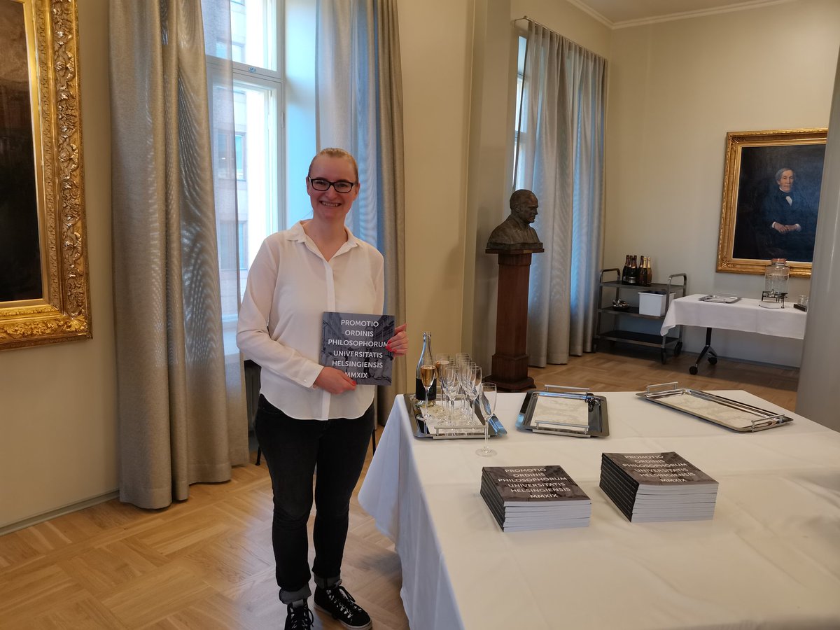 Fil. tdk:n promootio huipentui muistokirjan julkaisutilaisuuteen. Kiitos kuvasta <a href="/OMeinander/">Outi Meinander</a>