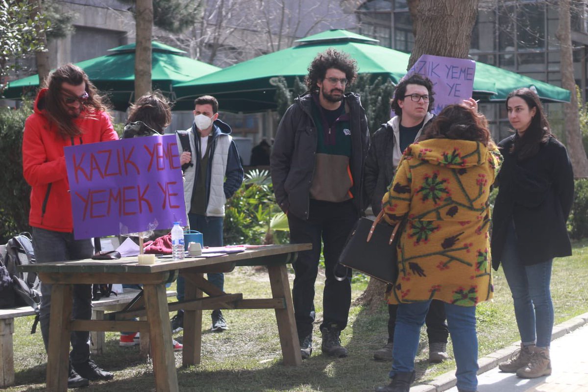 HaberReport's tweet photo. İstanbul Bilgi Üniversitesi'nden bir grup öğrenci kampüsteki 32 ila 52 TL arasında değişen yemek ücretleri nedeniyle yemekhane talep ederek imza kampanyası başlattı: “Kazık yeme yemek ye!” https://t.co/W6jxSuW38y