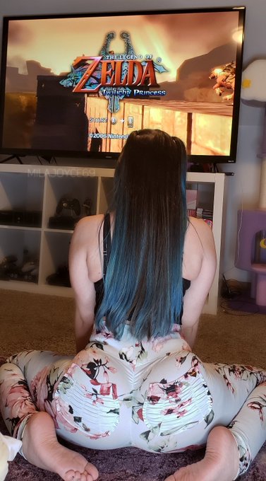 Anyone wanna play Zelda games with me? 👉👈 https://t.co/e2fOA4TqM7