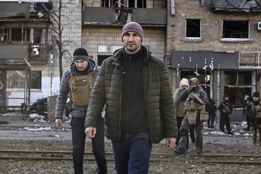 Klitschko's tweet photo. Our will to be free is unbeatable.

#FreeUkraine #WeAreAllUkrainians #StandWithUkraine #StopTheWar #United #Ukraine

📷 Credit: Aris Messinis / AFP / Getty Images https://t.co/MsrdGo4Sno
