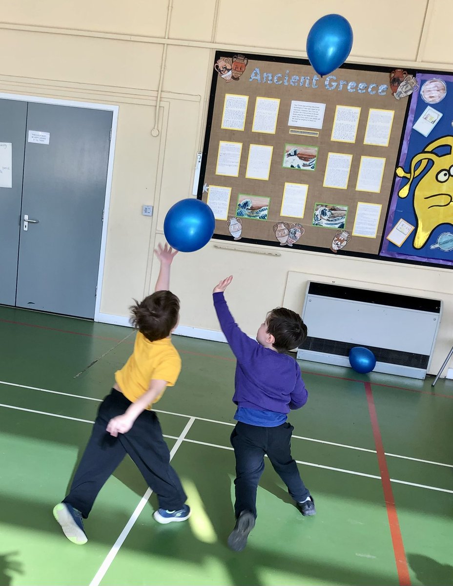 HeadcornPrimary's tweet photo. Year 1 have been practicing their sending and receiving skills in PE today. They practiced building up a rally across the benches using a balloon. #balloontennis #sendandreceive #tennis https://t.co/7tR0KgefQl