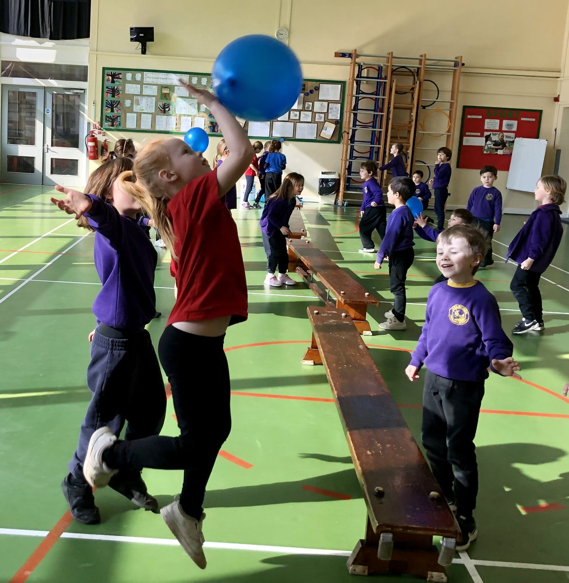 HeadcornPrimary's tweet photo. Year 1 have been practicing their sending and receiving skills in PE today. They practiced building up a rally across the benches using a balloon. #balloontennis #sendandreceive #tennis https://t.co/7tR0KgefQl