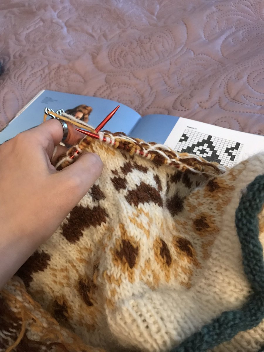 MReentil's tweet photo. Vastapainoa kiireelle ja maailman menolle. 🧶 Taas tuli @Marjo_Hu :n hankkimalle sarvisormukselle käyttöä, kun juoksutetaan kolmea lankaa samalla rivillä. Ilman sitä tämä vaihe olisi ihan hitonmoista nyhräämistä. 😅👌#suaq #lettlopi #linkaneumann #twitterinneulojat https://t.co/fP6xSq7IOU